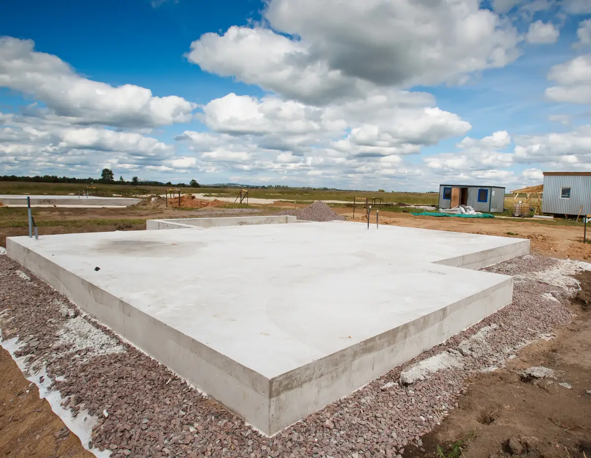 Färdig betongplatta med kantbalk på en öppen tomt