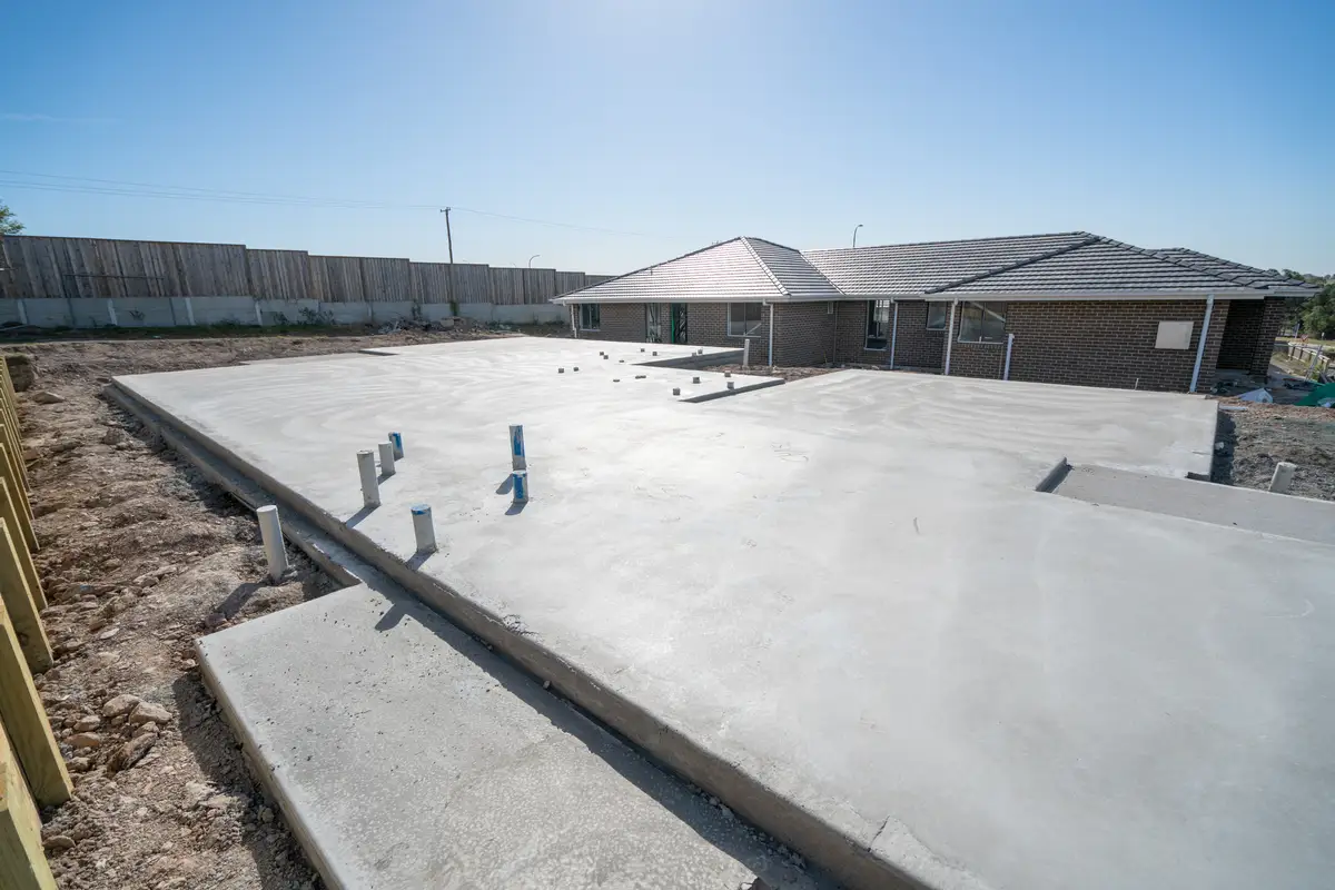 Färdiggjuten betongplatta framför ett nybyggt hus